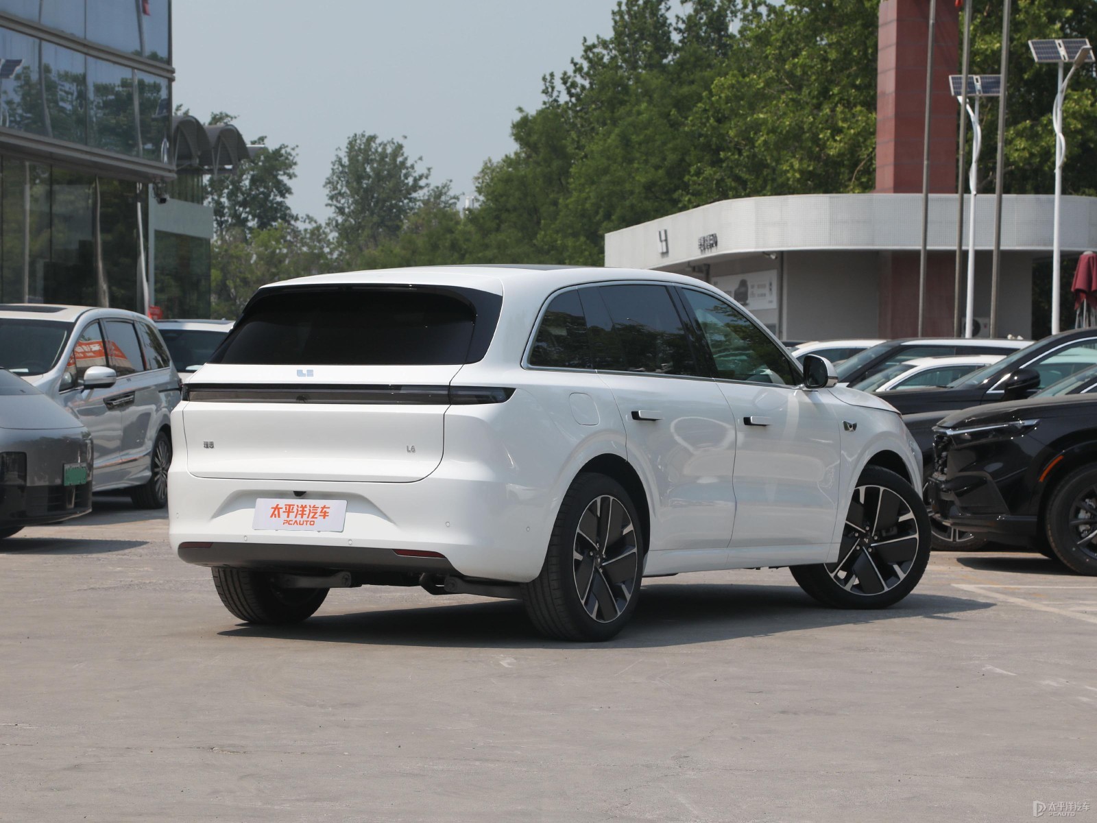Li Auto L6 2025 MAX Smart New Version — Additional exterior view. Image 2 of 3. Authorized new car for export from China.