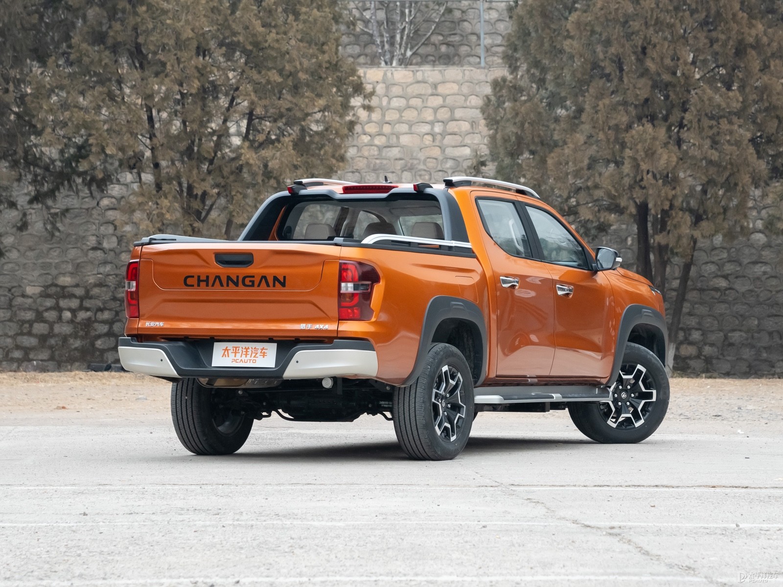 Changan Hunter Knight Flagship Dual-Motor AWD Standard Bed Extended Range — Additional exterior view. Image 2 of 3. Auth...