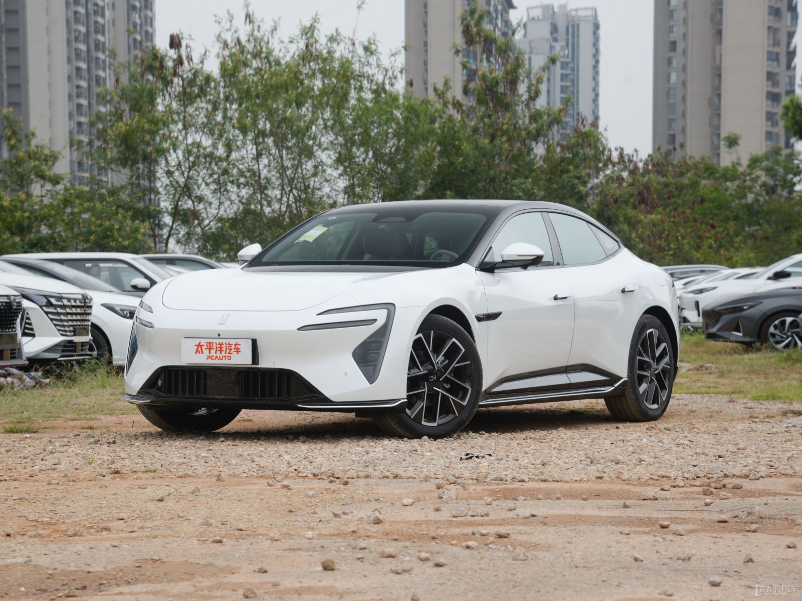 Avatr 06 Pro EV — Main listing photograph. Image 1 of 3. Authorized new car for export from China.