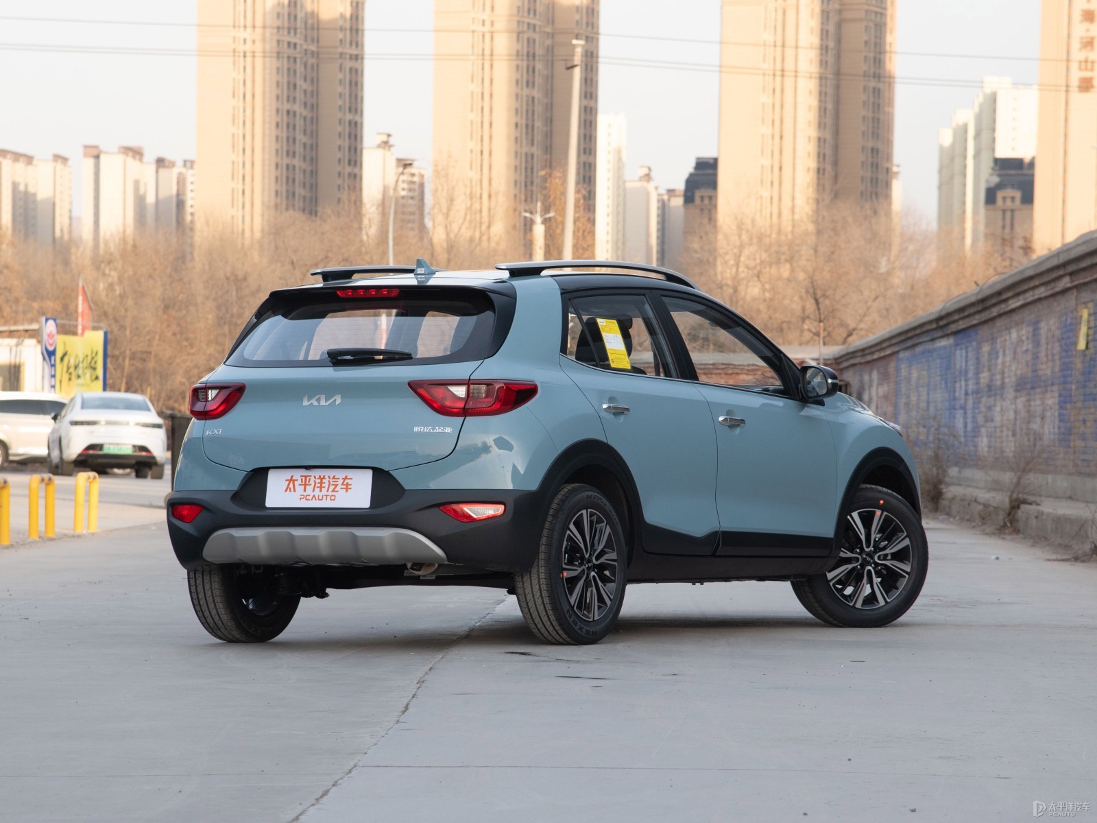Kia Stonic 1.4L Sunroof Edition — Additional exterior view. Image 2 of 3. Modified new car for export from China.