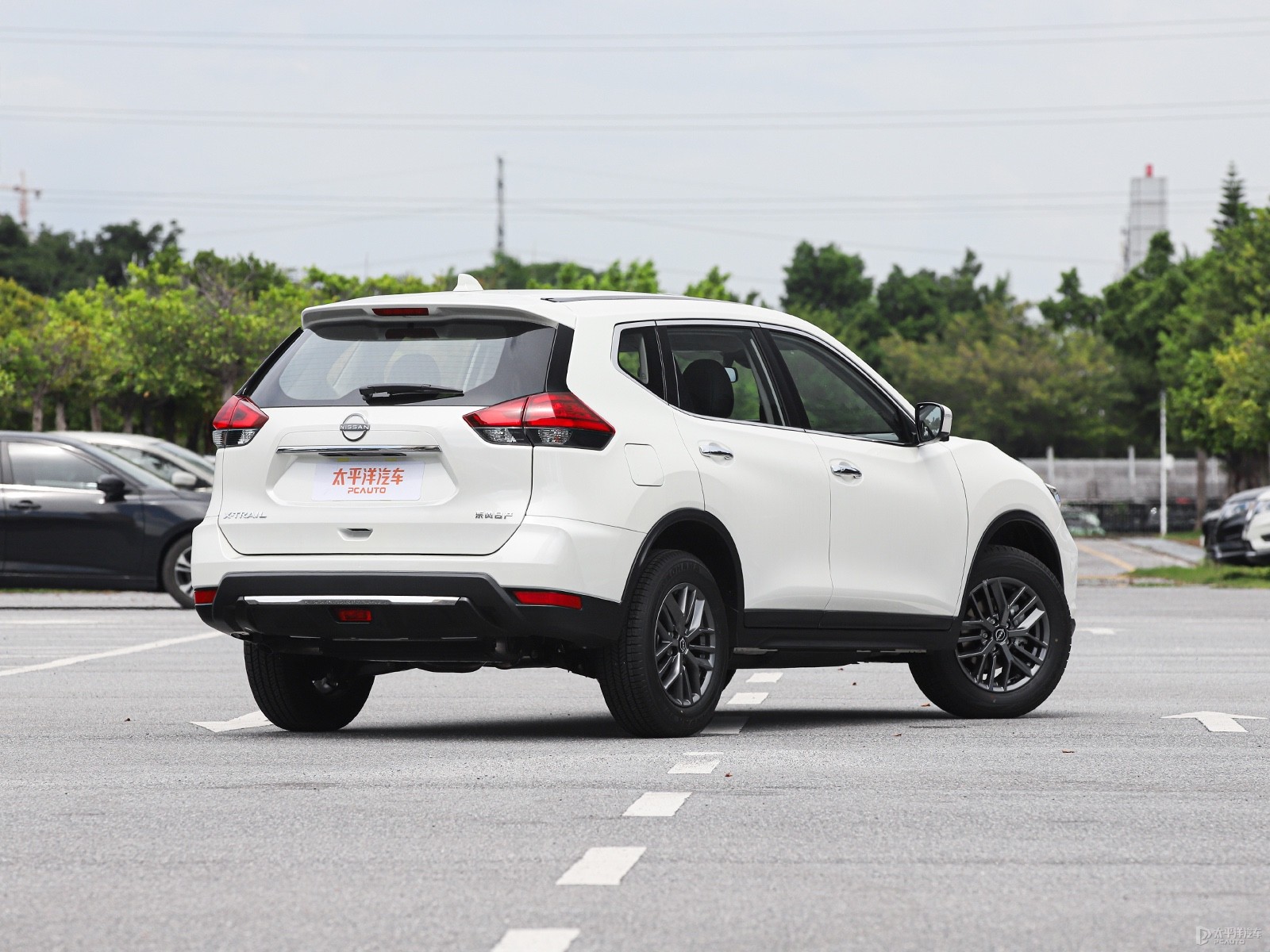 Nissan X-Trail Honor 2WD Lead Edition — Additional exterior view. Image 2 of 3. Authorized new car for export from China.