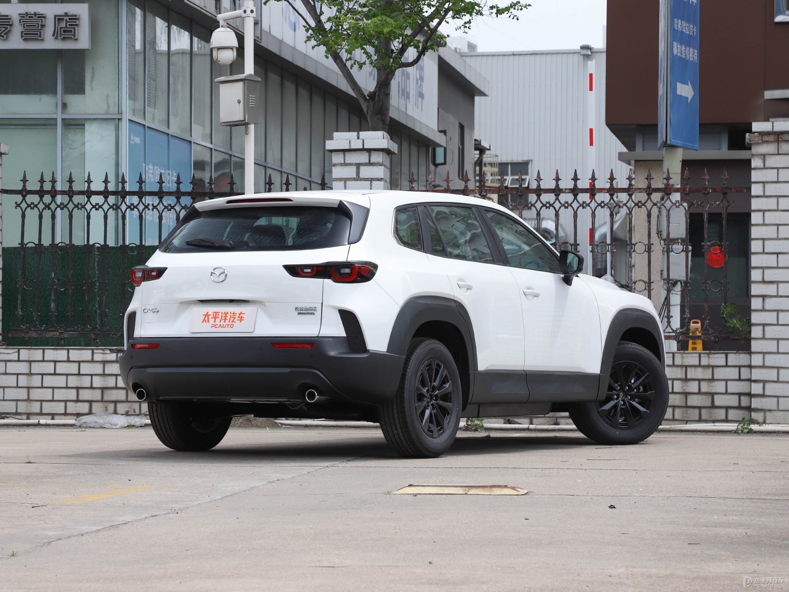 Mazda CX-5 2025 2.0L Automatic 2WD Smart Edition （zhiya） + Comfort Package — Additional exterior view. Image 2 of 3....