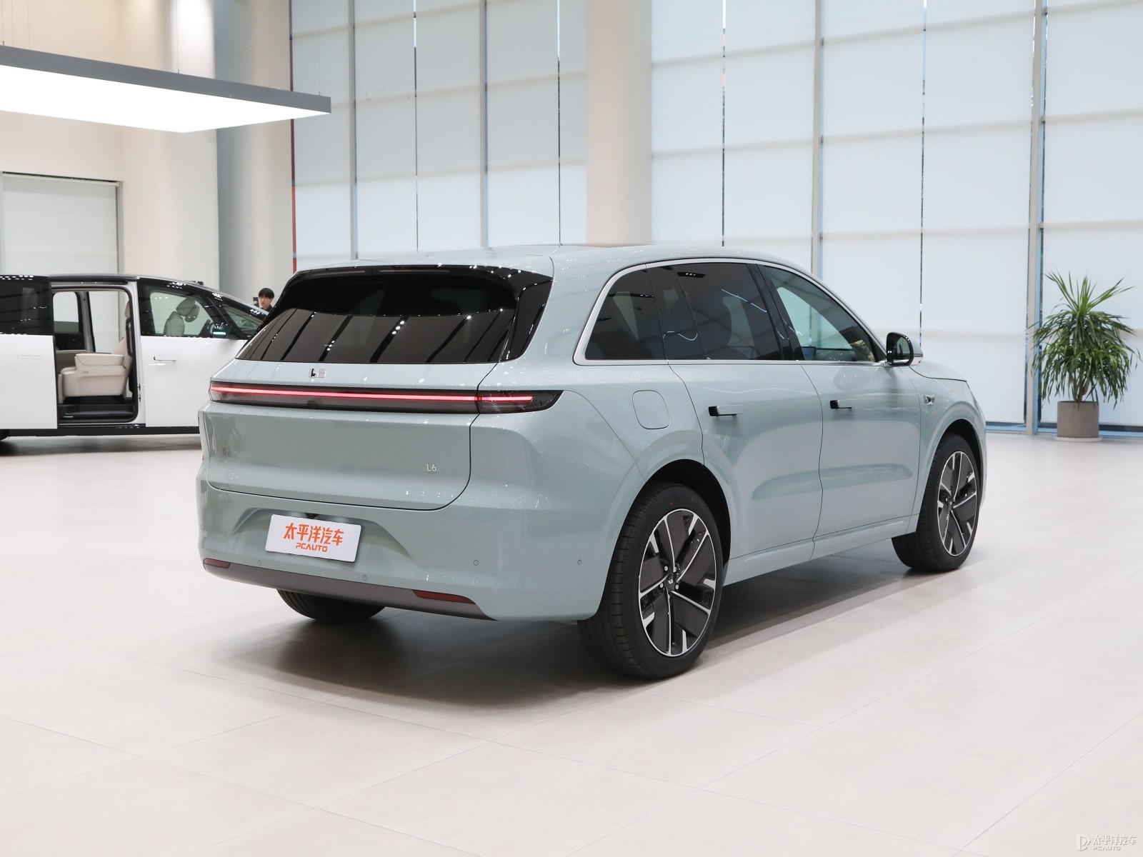 Li Auto L6 Pro Smart New Version 2025 — Additional exterior view. Image 2 of 3. Authorized new car for export from China.
