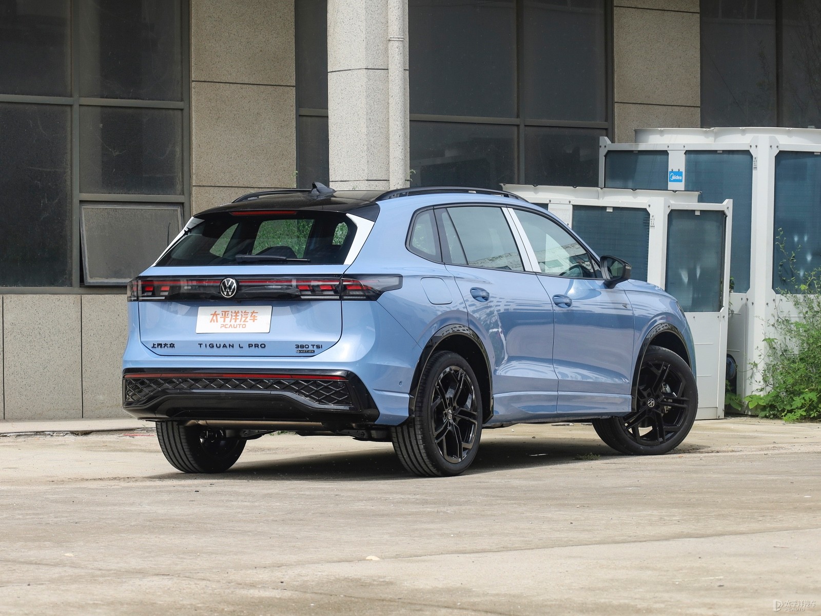 SAIC Volkswagen Tiguan Pro 4WD Premium Edition — Additional exterior view. Image 2 of 3. Modified new car for export fro...