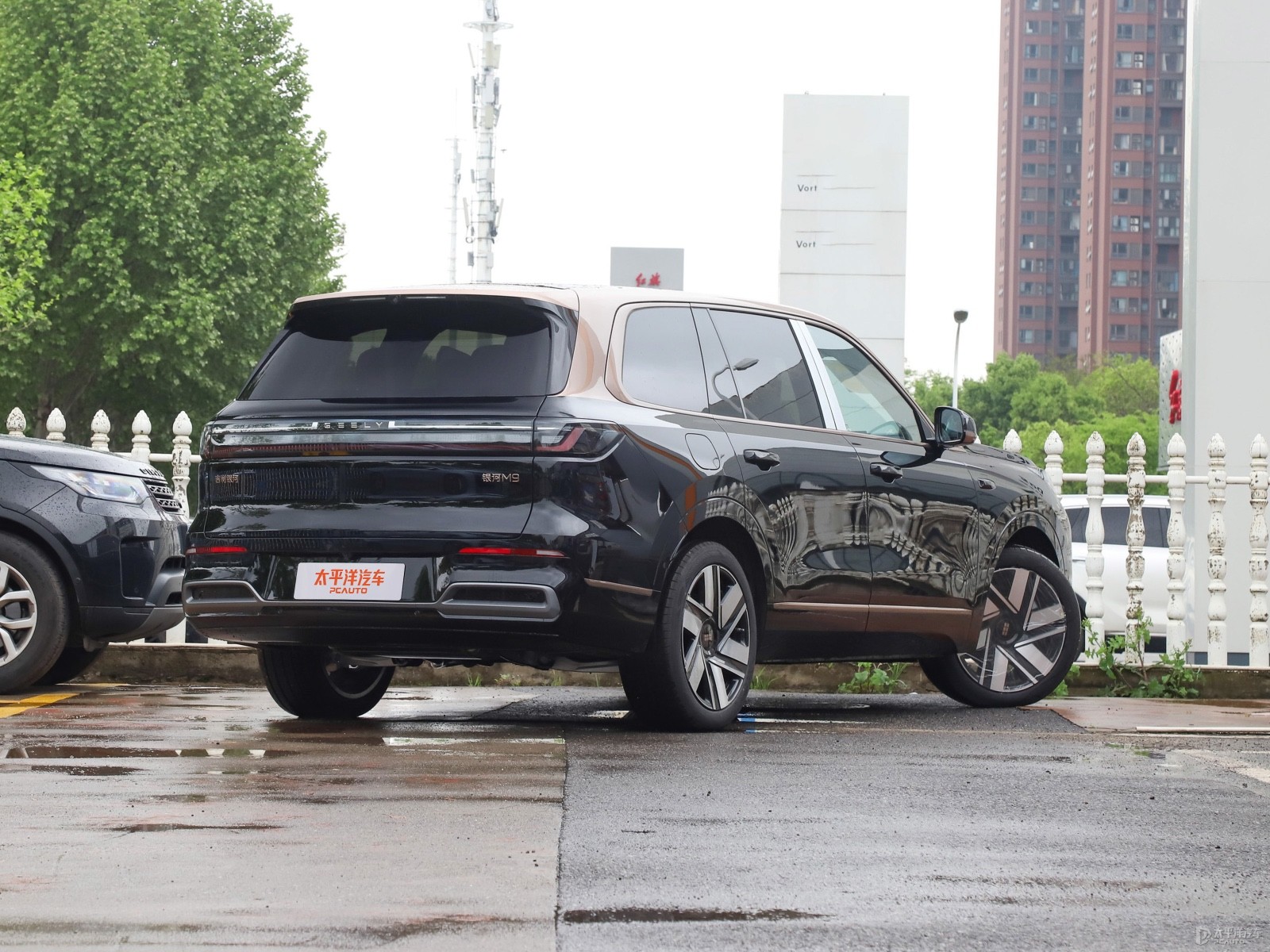 Geely Galaxy M9 210KM AWD Black Gold Premium Edition — Additional exterior view. Image 2 of 3. Authorized new car for ex...