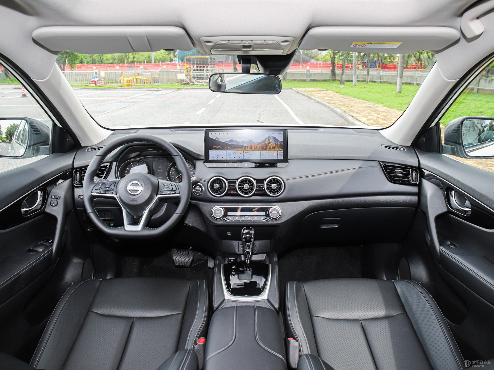 Nissan X-Trail Honor 2WD Lead Edition — Further exterior angle of the same vehicle. Image 3 of 3. Authorized new car for...