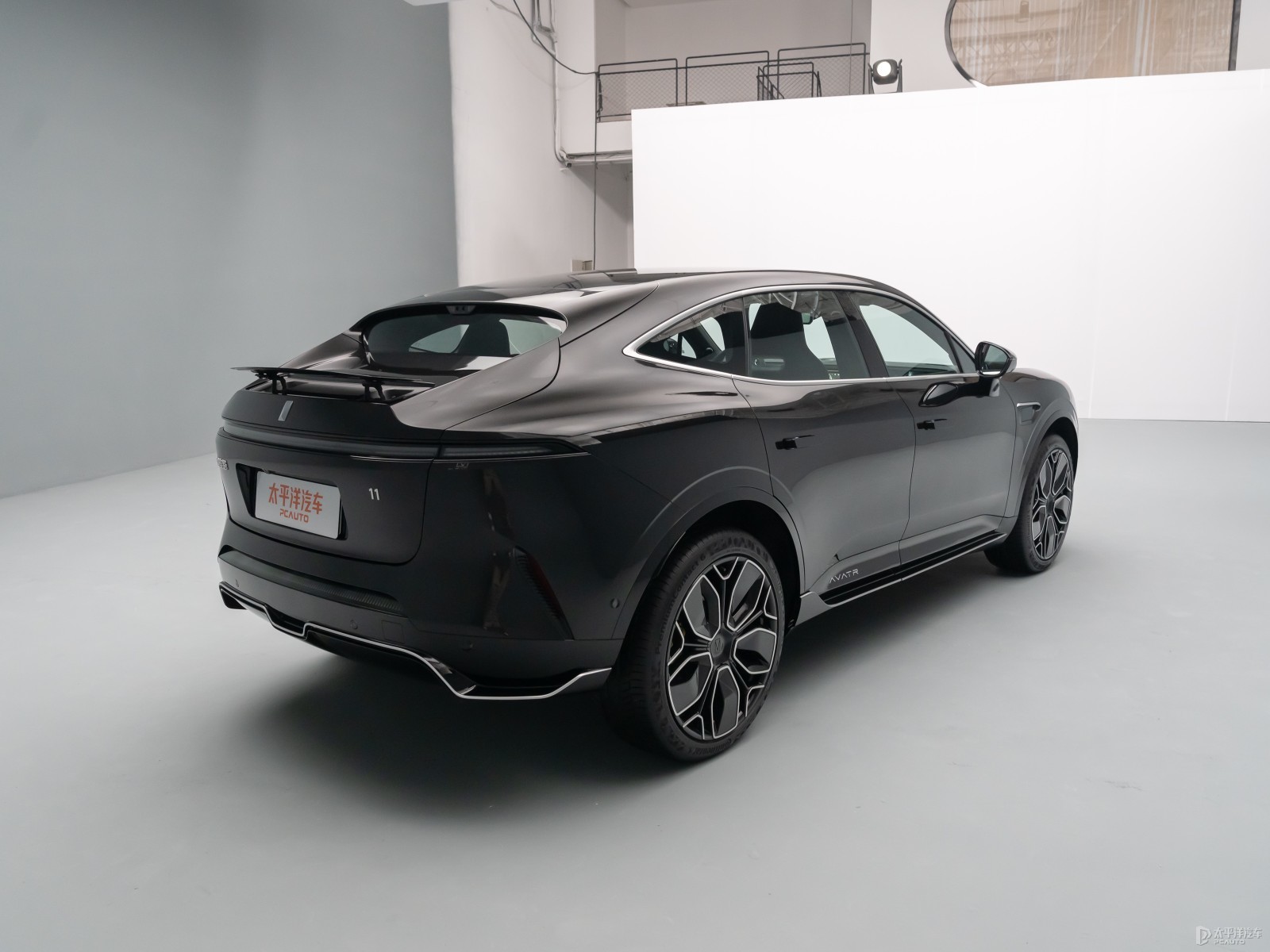Avatr 11 580 Three-Laser AWD EV 2024 — Additional exterior view. Image 2 of 3. Authorized new car for export from China.