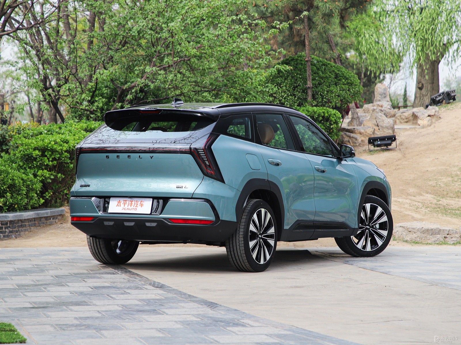 Geely Boyue L 1.5T Splendid Edition — Additional exterior view. Image 2 of 3. Modified new car for export from China.