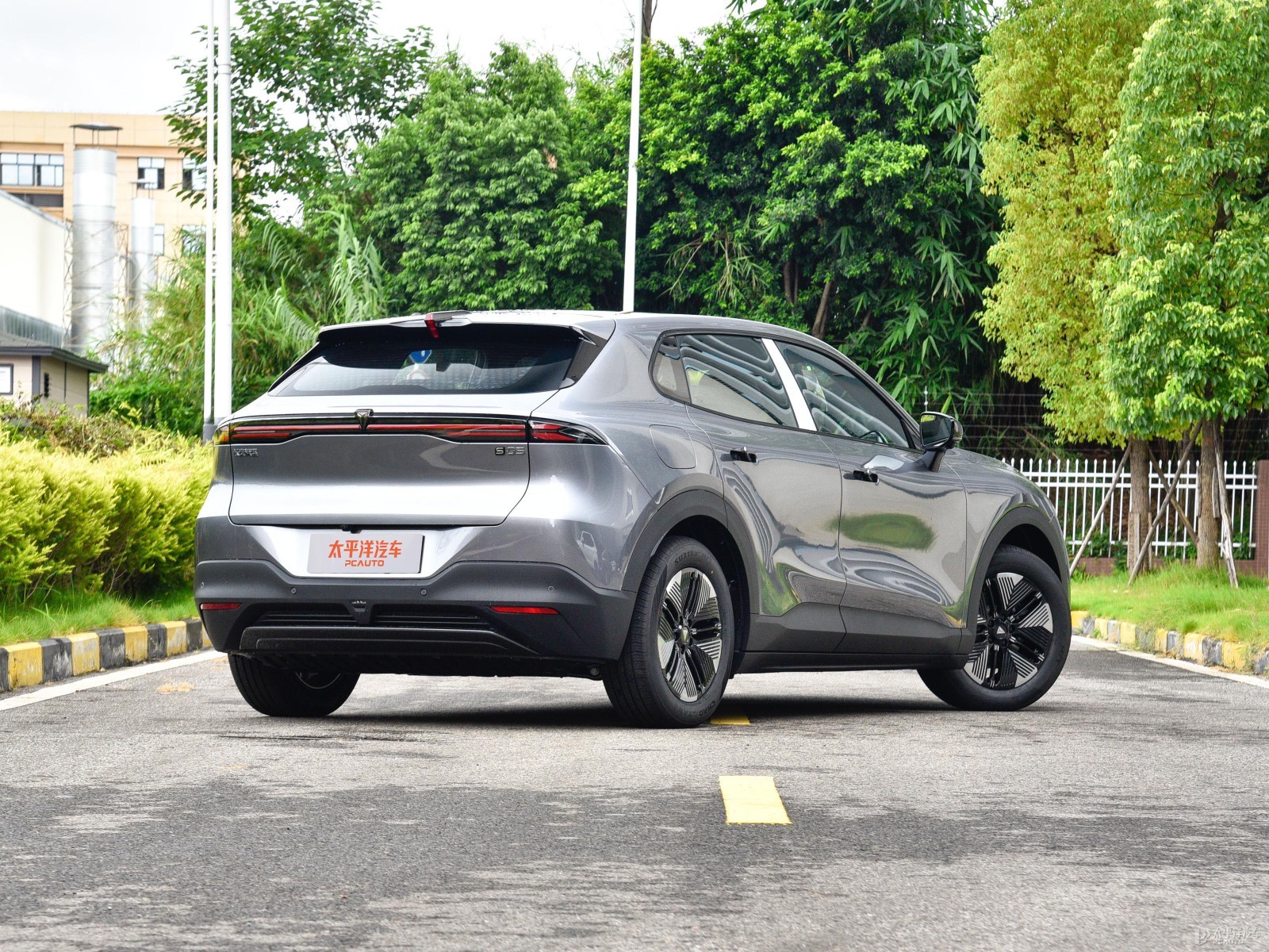 Changan Deepal S05 620 Ultra EV 20-inch Wheels — Additional exterior view. Image 2 of 3. Authorized new car for export f...