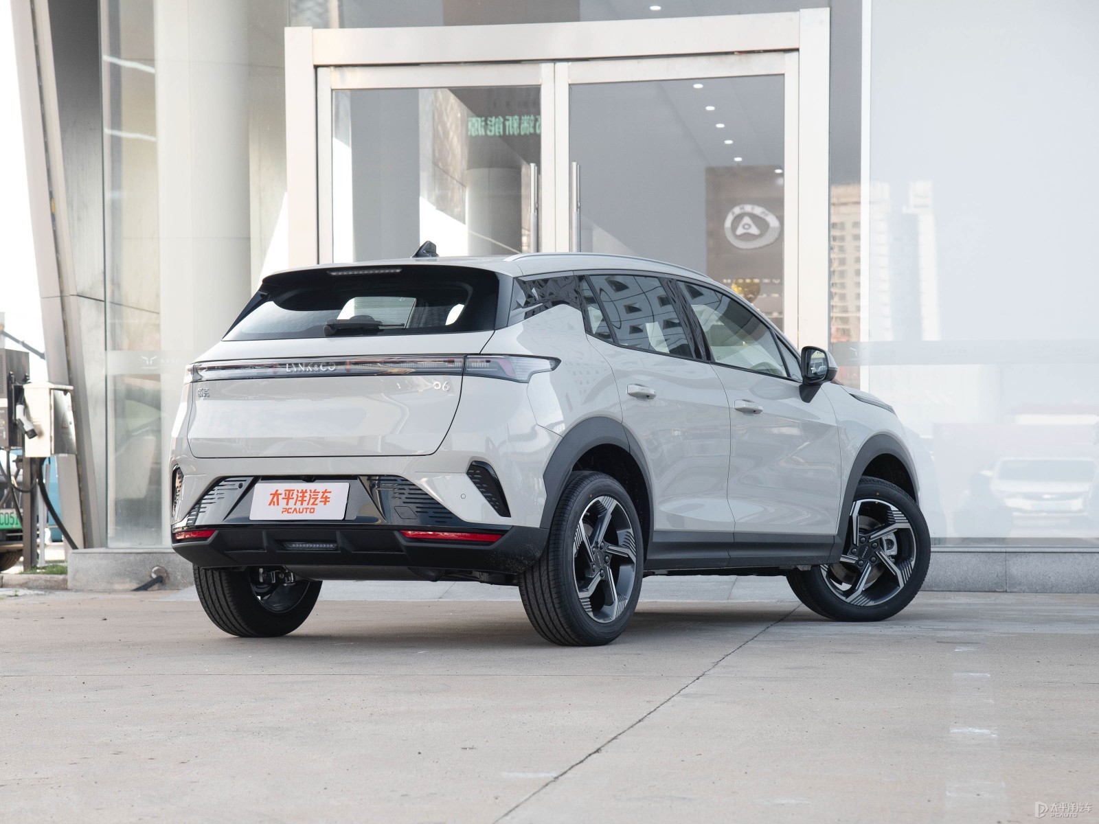 Lynk & Co 06 Relive 1.5T MAX — Additional exterior view. Image 2 of 3. Authorized new car for export from China.