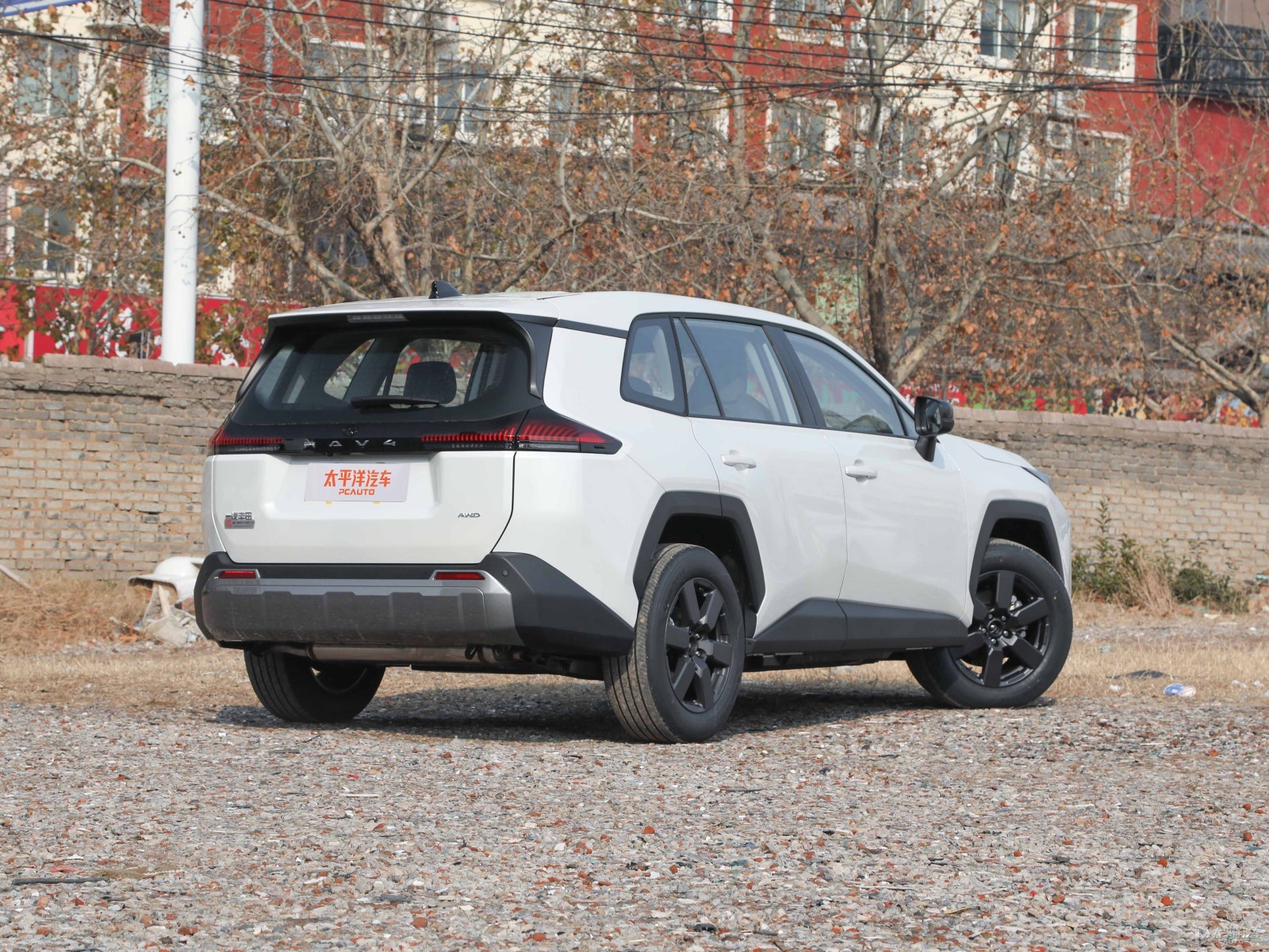 FAW Toyota RAV4 Gasoline Deluxe Edition — Additional exterior view. Image 2 of 3. Modified new car for export from China.