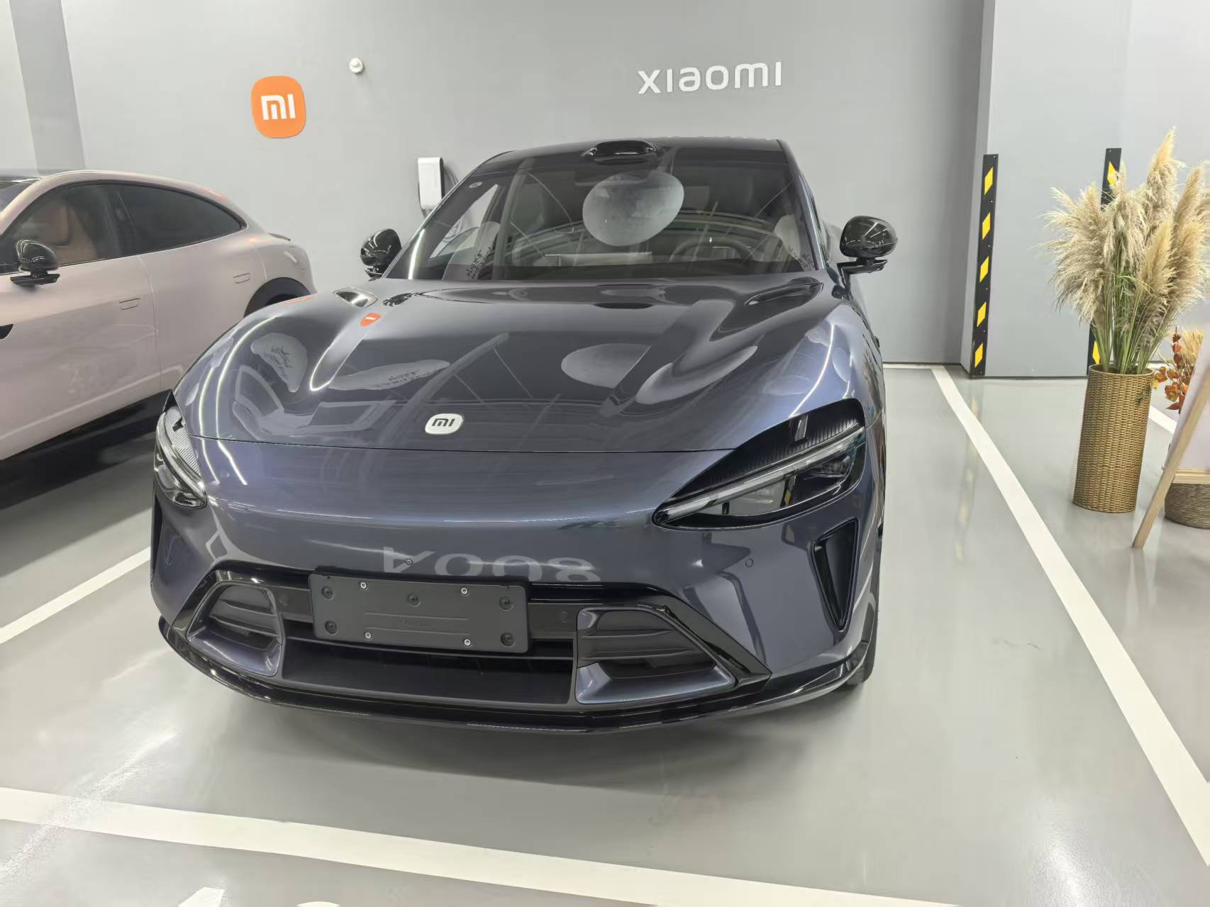 Xiaomi YU7 2025 Long Range Rear Drive Edition — Additional exterior view. Image 2 of 6. Authorized new car for export fr...